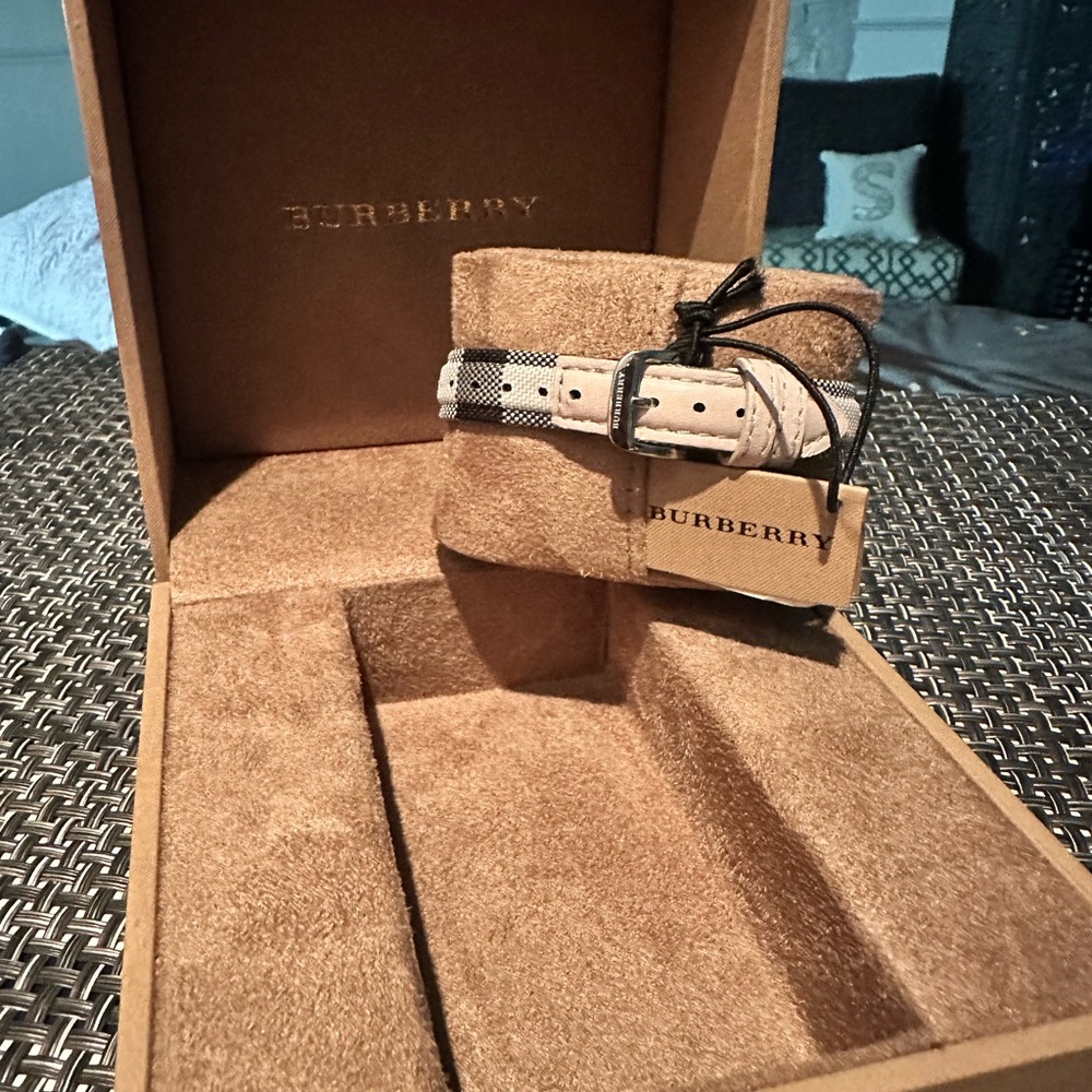 NWT BURBERRY LADY’S WATCH in black, red,light tan,cream and white. Round face. - Picture 4 of 13